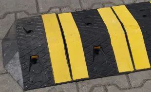 Próg podrzutowy U-17, PW-30 | 5,5 cm, drogowy, najazd 35 cm